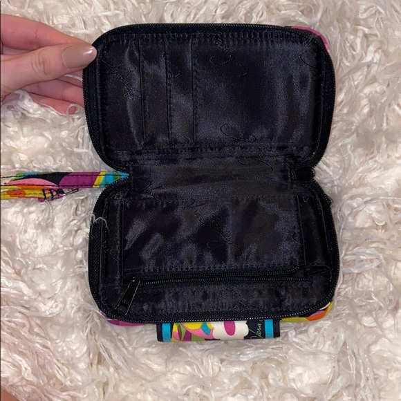 🐚Adorable patterned Vera Bradley wristlet! - Picture 5 of 5